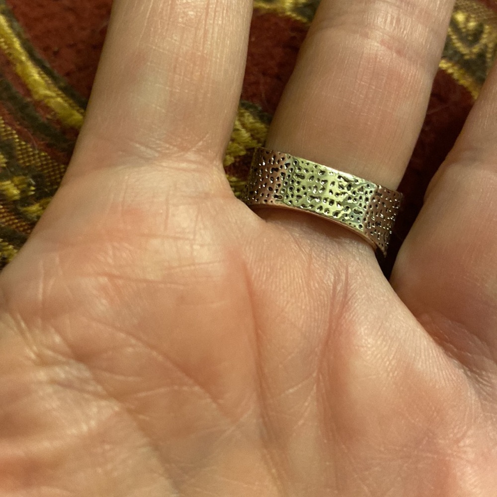 Size 8 Antiqued Silver Tone Ring - Picture 2 of 2